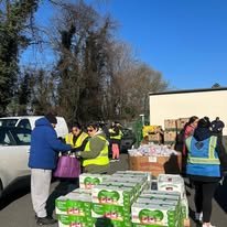 Voluntarios de Rise Ministry repartiendo alimentos con cajas en Manassas