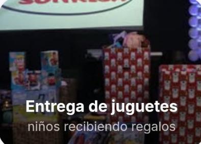 Entrega de juguetes: niños recibiendo regalos en Vamos por una Sonrisa